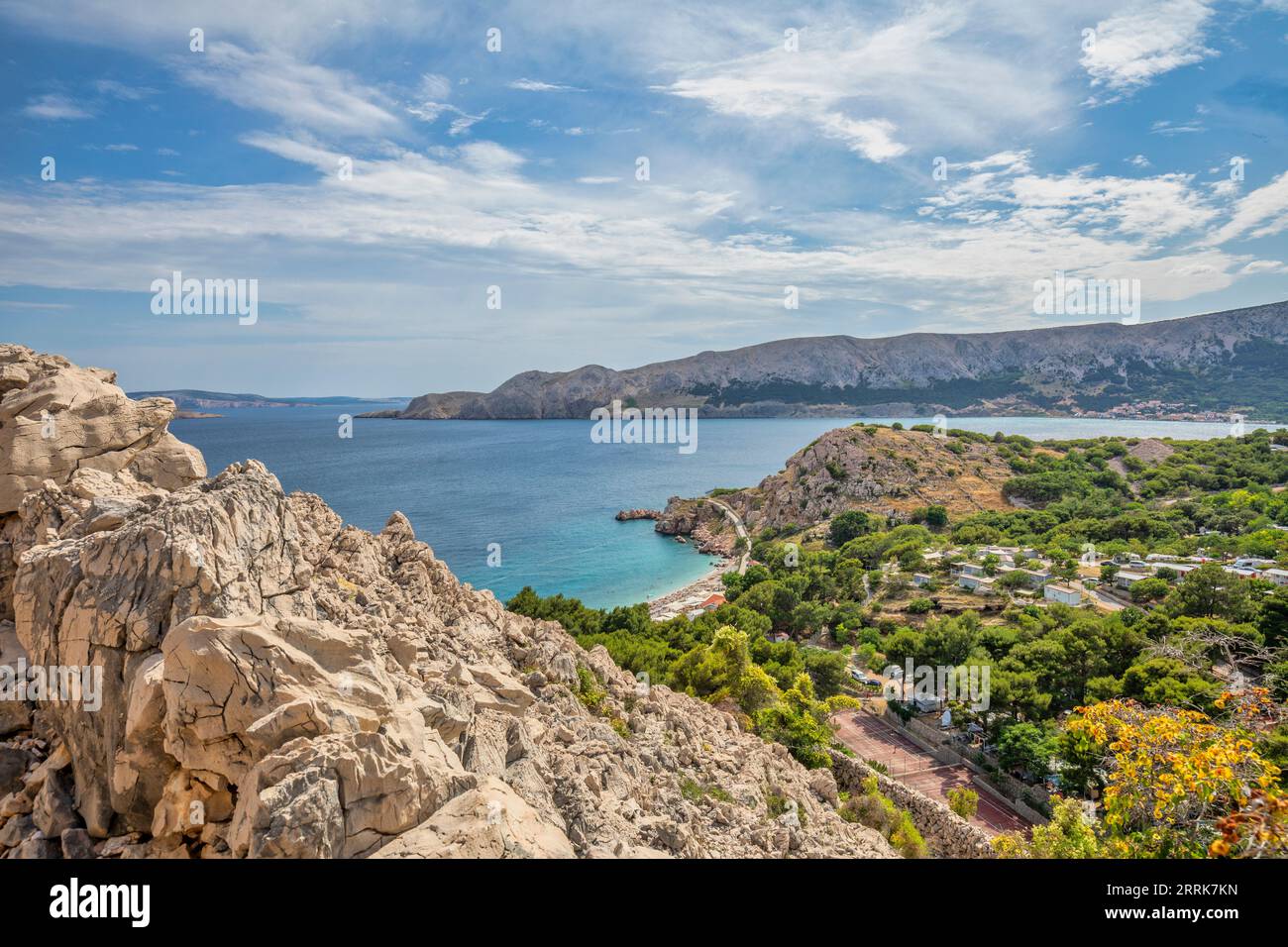 Croazia, Primorje-Gorski Kotar County, Krk Island, Baska, viste panoramiche lungo il sentiero che conduce alla spiaggia di Vela Luka Foto Stock