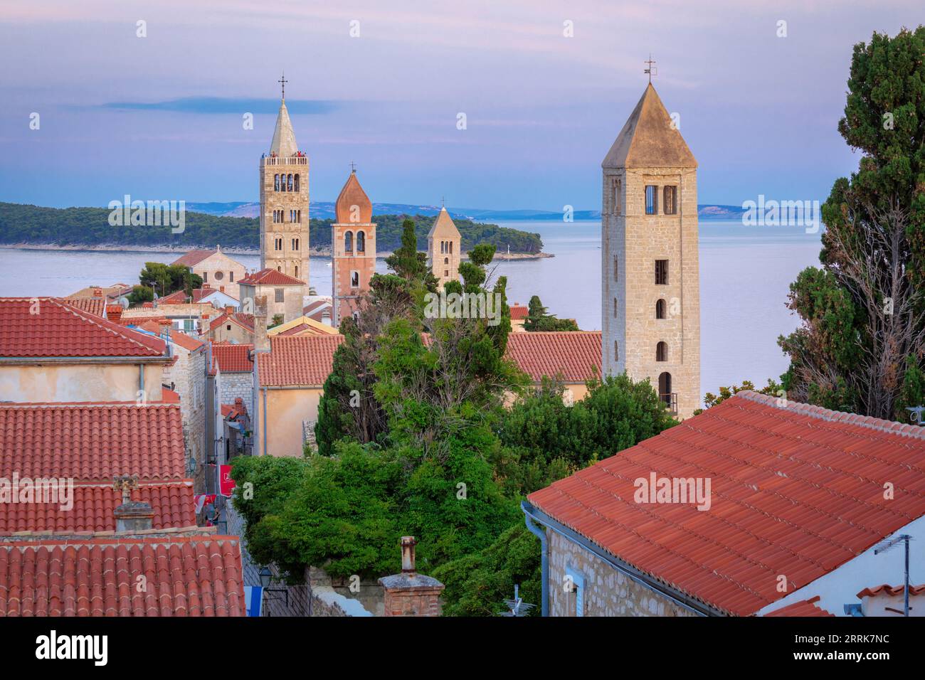 Europa, Croazia, Primorje-Gorski Kotar County, isola di Rab, vista dei campanili e delle case del centro storico di Rab Foto Stock