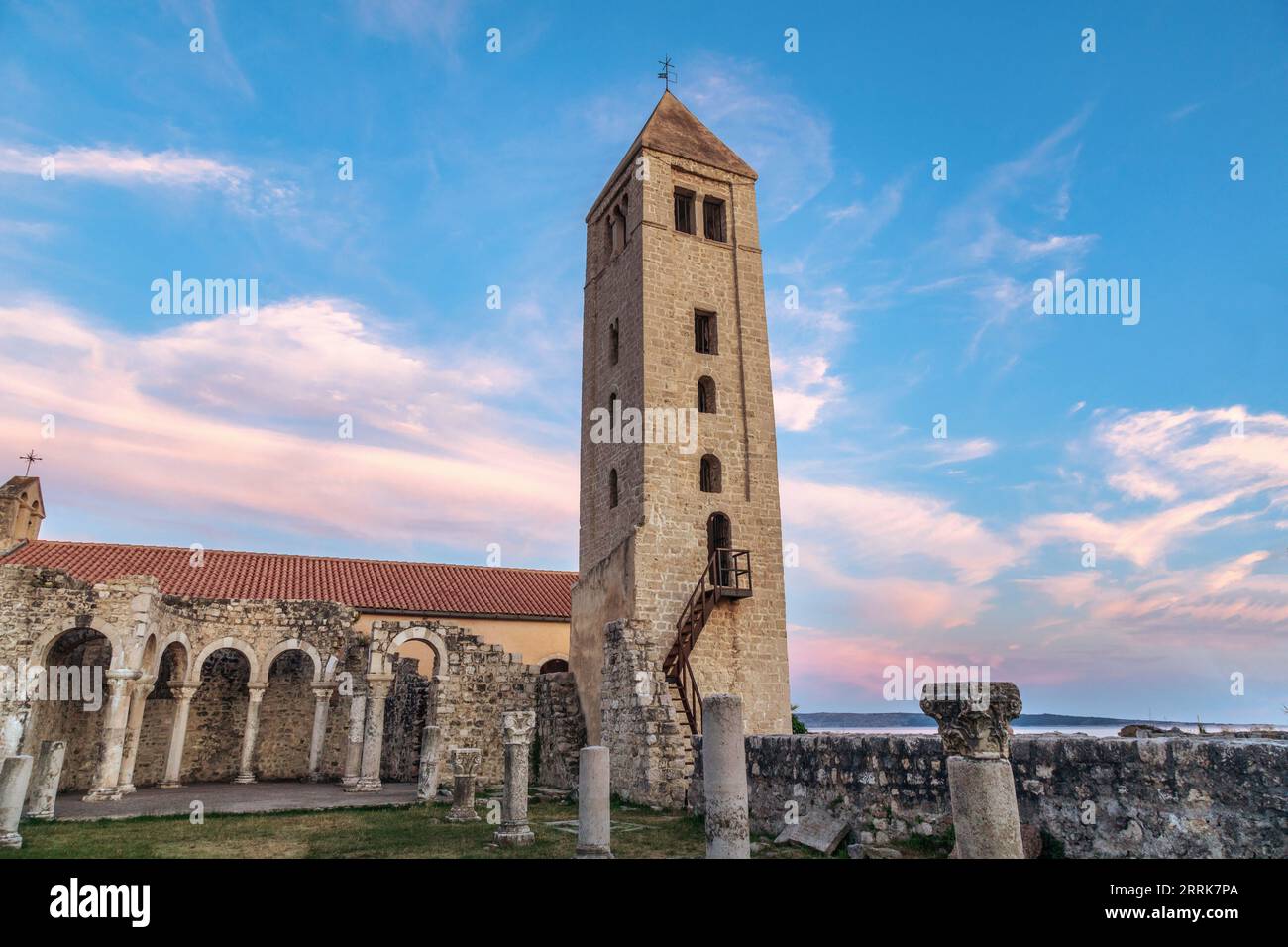 Croazia, Primorje-Gorski Kotar County, Rab Island, rovine della Chiesa e Convento di San John l'Evangelista nel centro storico di Rab Foto Stock