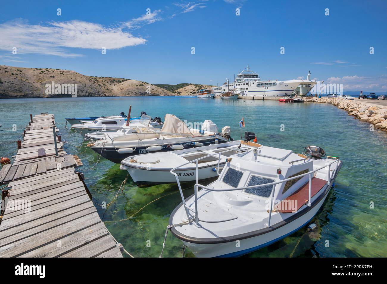 Croazia, regione di Primorje-Gorski Kotar, isola di Rab, molo del traghetto che collega l'isola di Rab (Lopar) all'isola di Krk (Valbiska) Foto Stock