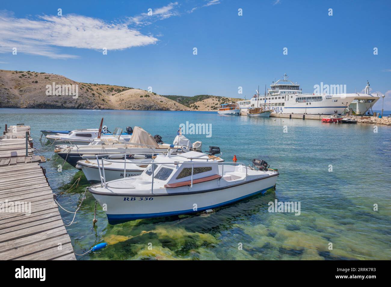 Croazia, regione di Primorje-Gorski Kotar, isola di Rab, molo del traghetto che collega l'isola di Rab (Lopar) all'isola di Krk (Valbiska) Foto Stock