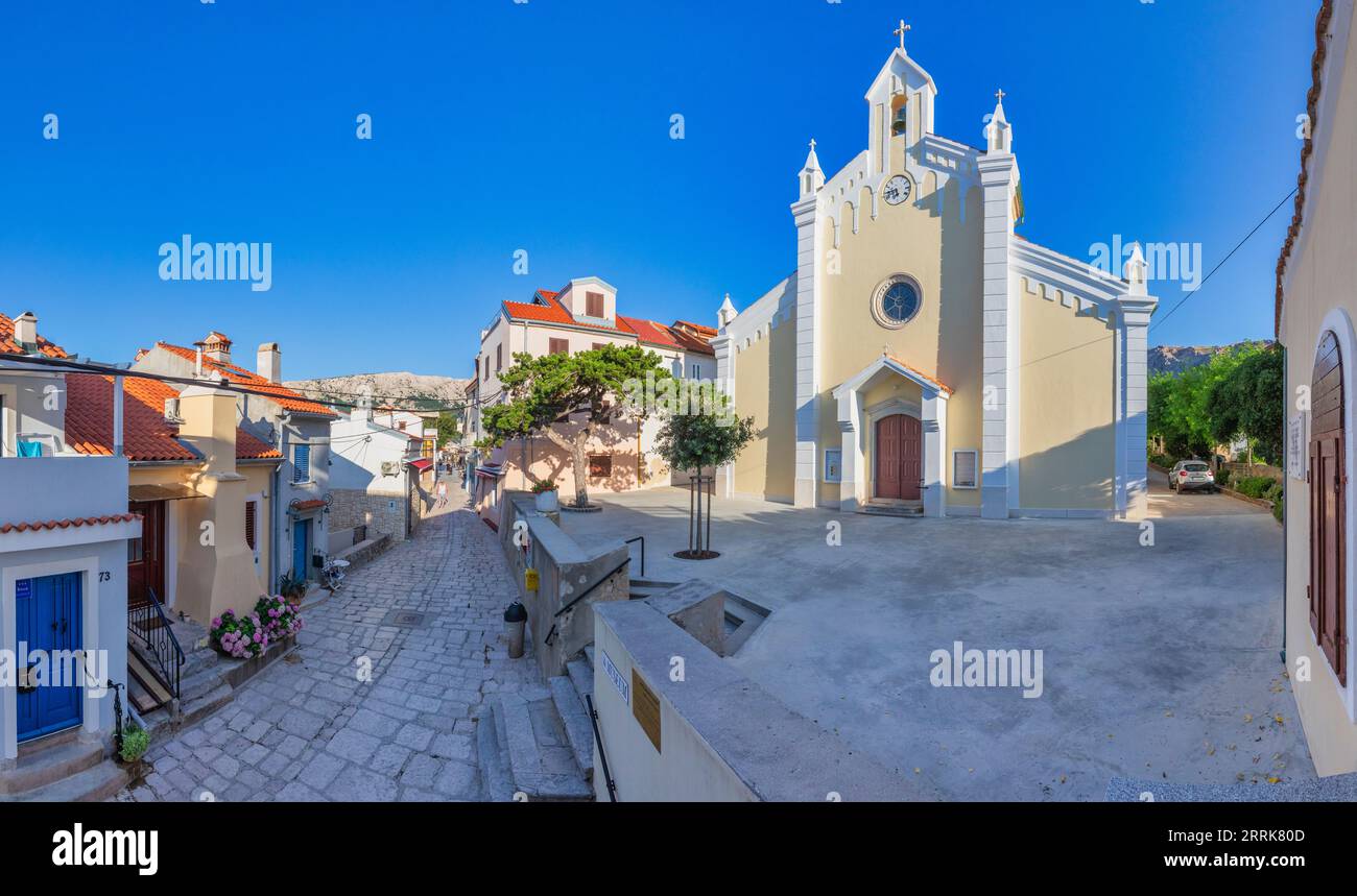 Croazia, baia del Quarnero, Primorje Gorski contea di Kotar, isola di Krk, strada nella città vecchia di Baska con la chiesa della Santissima Trinità Foto Stock Croazia, baia del Quarnero, Primorje Gorski contea di Kotar, isola di Krk, strada nella città vecchia di Baska con la chiesa della Santissima Trinità Foto Stock