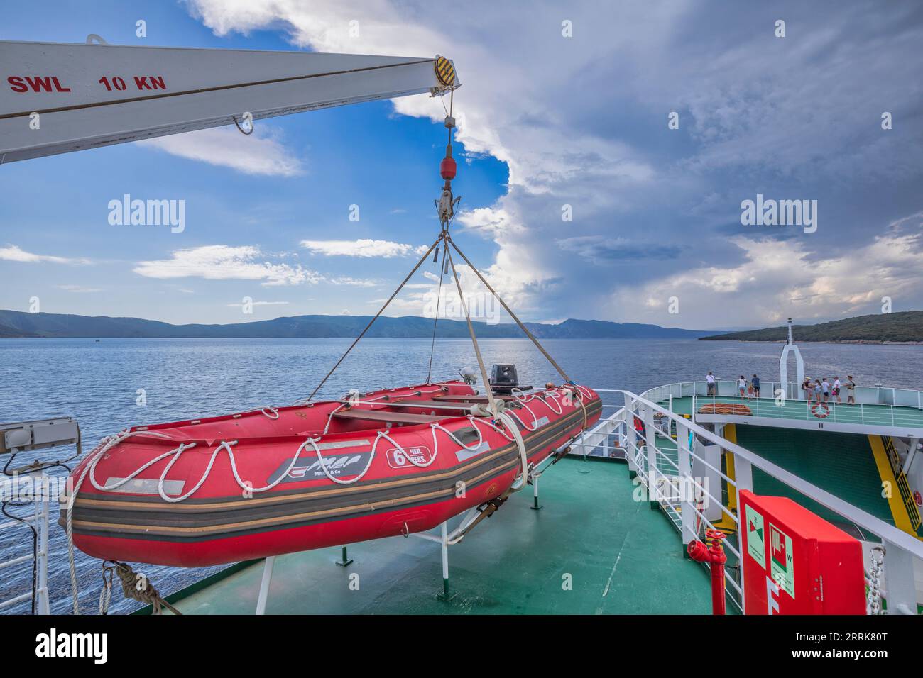 Croazia, baia del Quarnero, costa adriatica, traghetto da Lopar (Isola di Rab) a Valbiska (Isola di Krk), una scialuppa di salvataggio e una gru per servire il traghetto Foto Stock