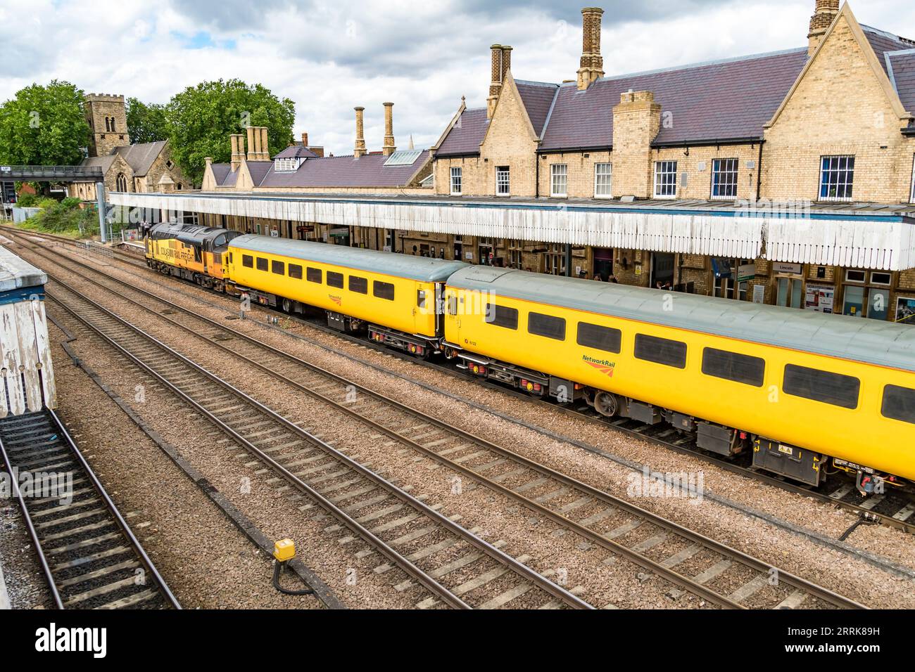 I tecnici della rete ferroviaria si allenano nella stazione ferroviaria di Lincoln, Lincoln City, Lincolnshire, Inghilterra, Regno Unito Foto Stock