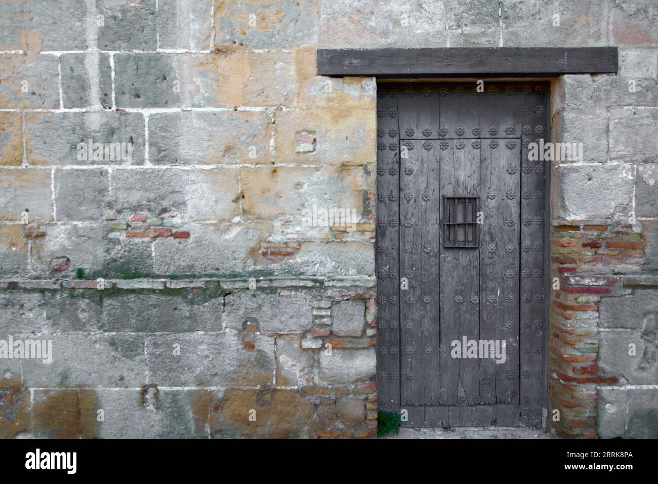 Porta in un muro dell'Alcazar di Jerez nella città di Jerez de la Frontera, Costa de la Luz, Provincia di Cadice, Andalusia. Foto Stock