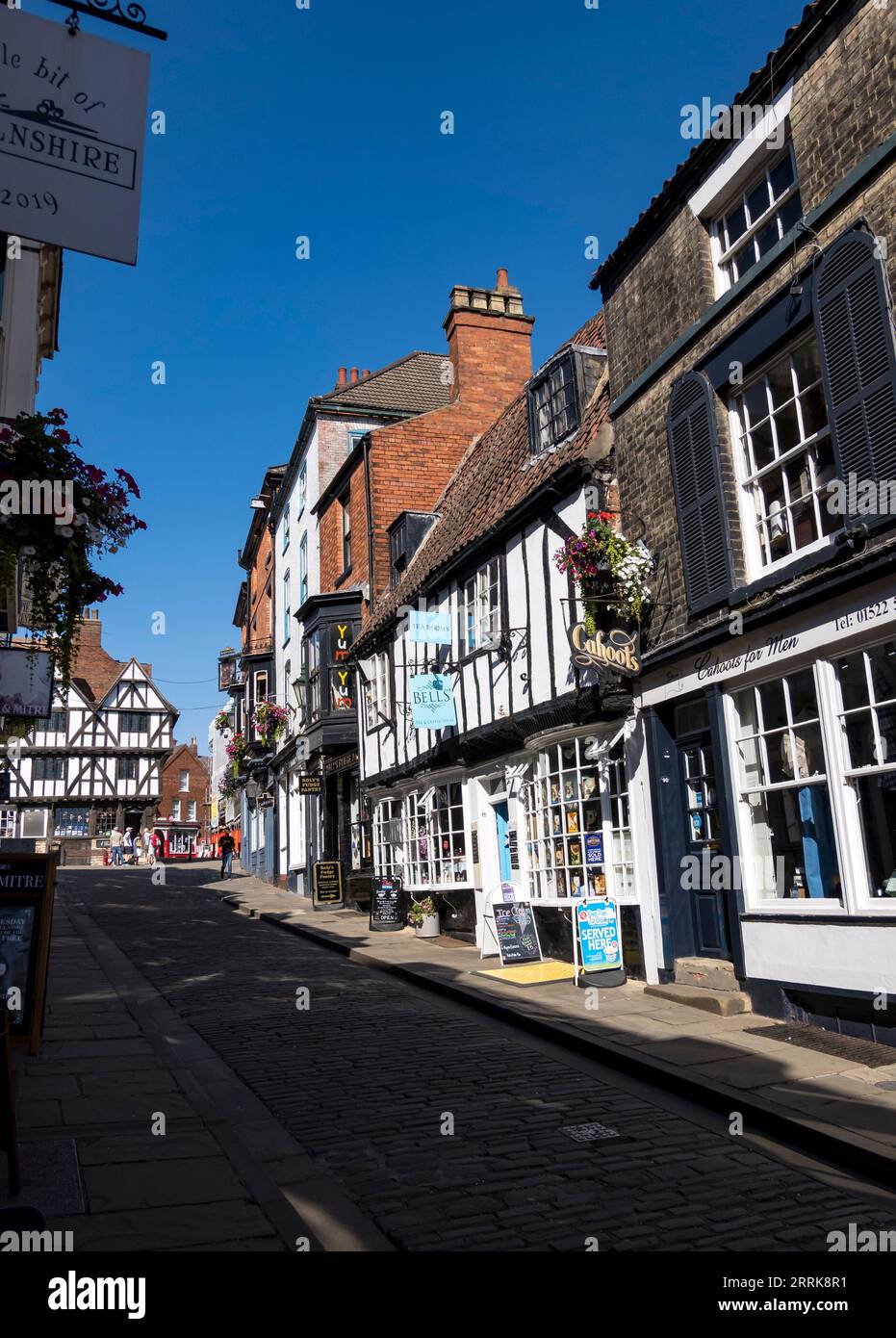 Il lato positivo e il lato oscuro della ripida collina, la città vecchia di Lincoln, Lincoln City, Lincolnshire, Inghilterra, REGNO UNITO Foto Stock