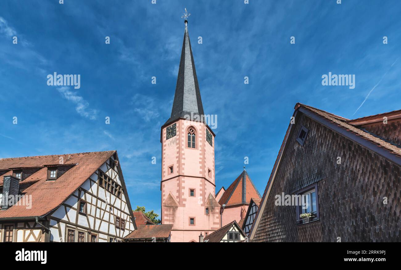 Michelstadt, Hesse, Odenwald, Germania, vista della chiesa cittadina e della casa degli elefanti nella città vecchia di Michelstadt. Foto Stock