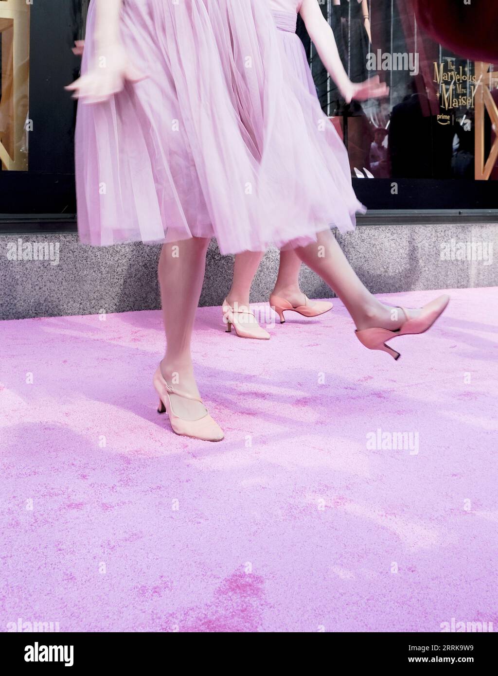 Donne che ballano su un tappeto rosa, New York City, Manhattan, USA, America, Foto Stock