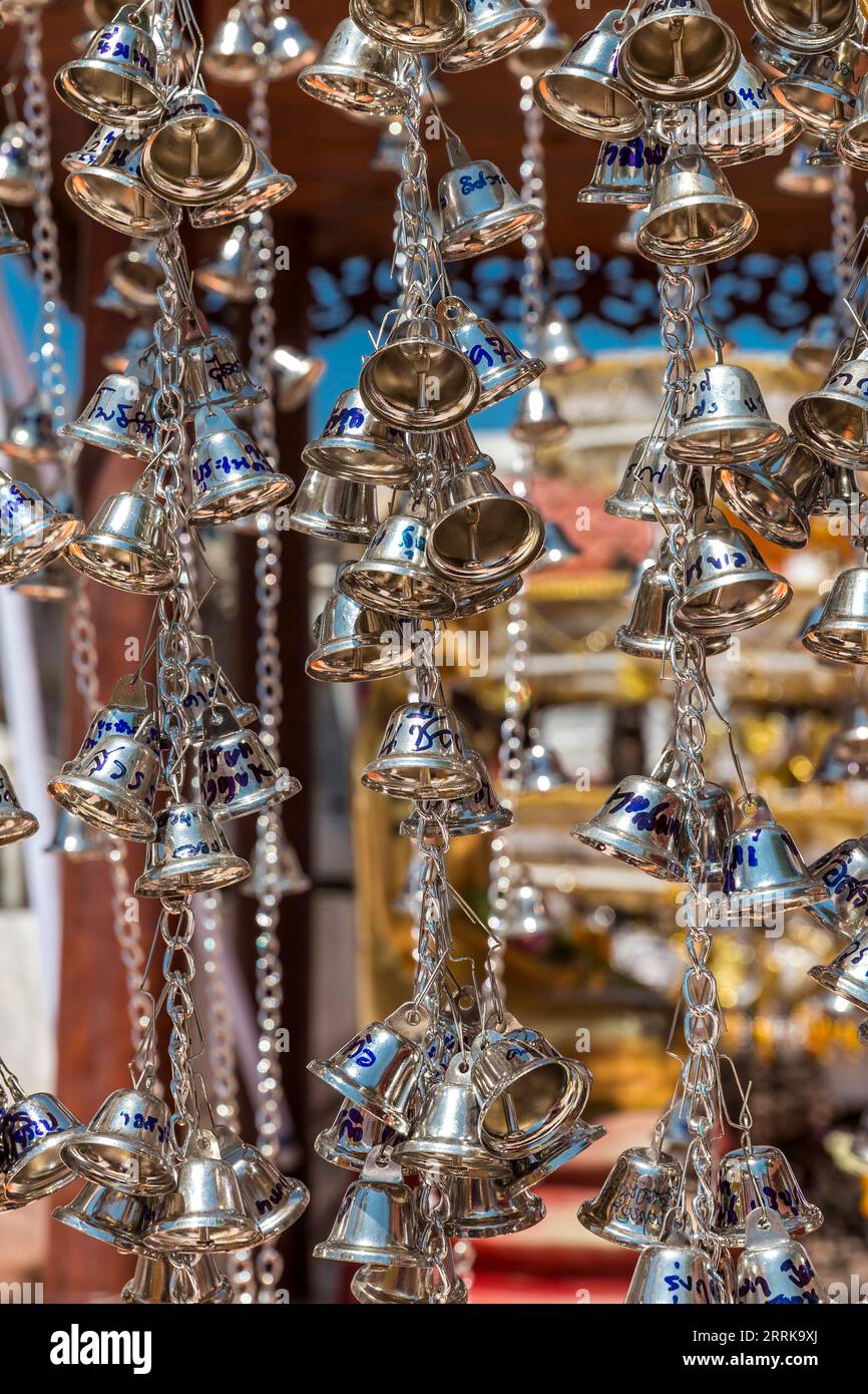 Campane dei desideri color argento, complesso di templi buddisti Wat Intharawihan, Bangkok, Thailandia, Asia Foto Stock