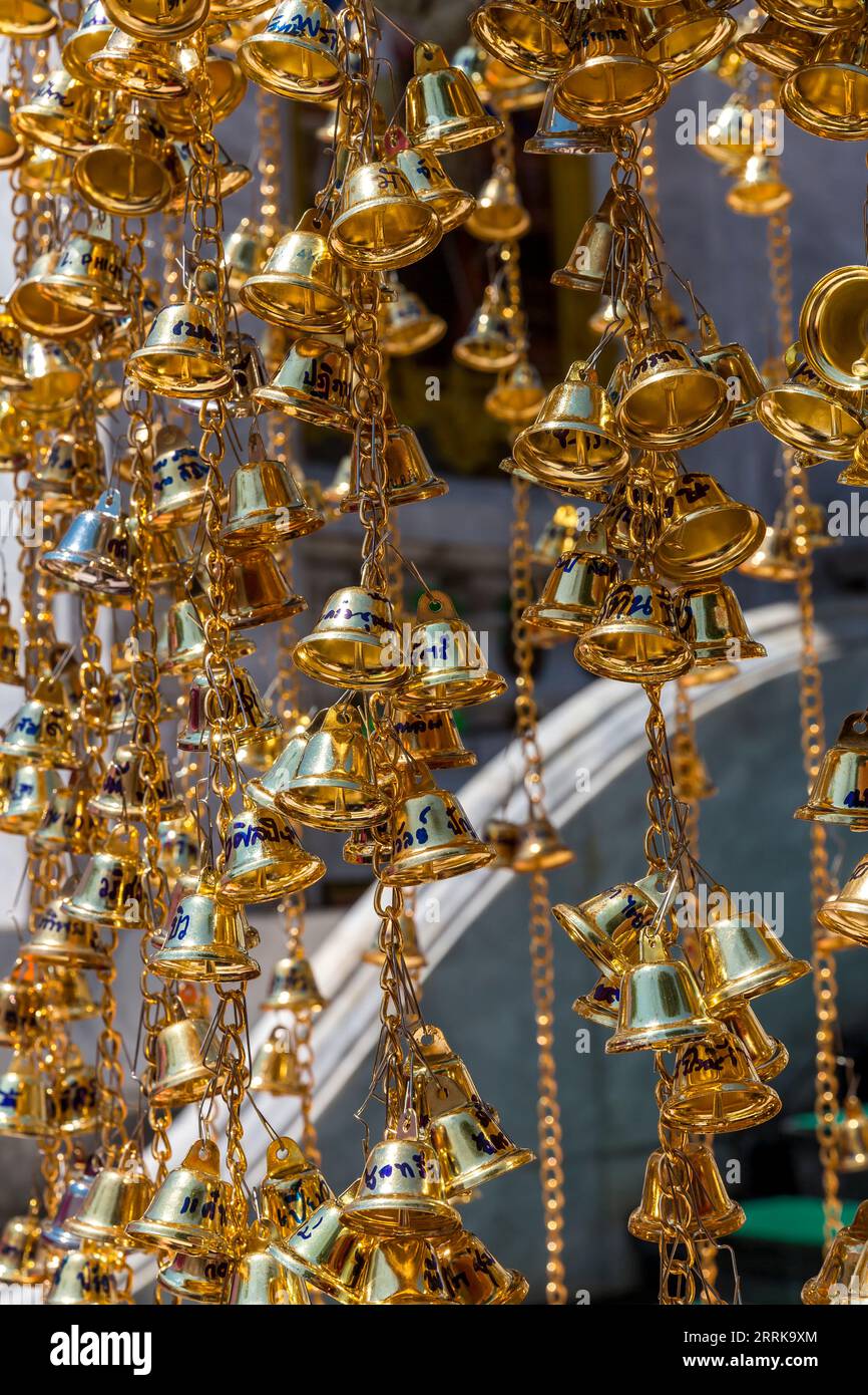 Campane dei desideri color oro, complesso di templi buddisti Wat Intharawihan, Bangkok, Thailandia, Asia Foto Stock