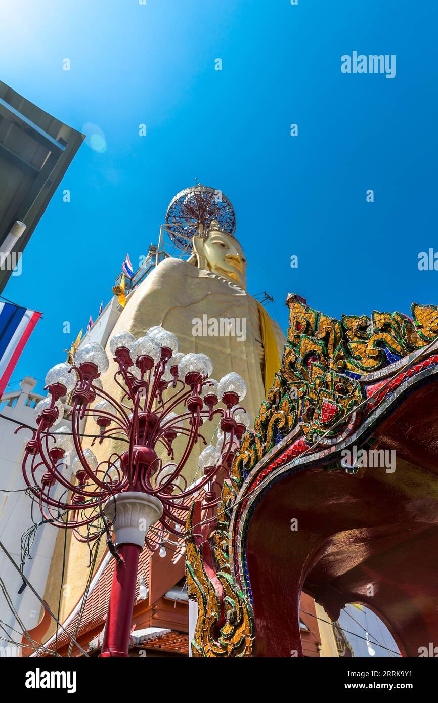 Luang Pho Tho, statua del Buddha alta 32 m, Wat Intharawihan, Bangkok, Thailandia, Asia Foto Stock