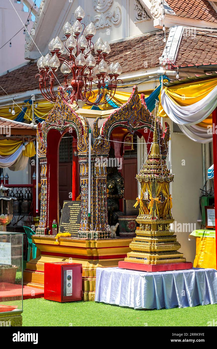 Padiglione decorato con statua del Buddha, Wat Intharawihan, Bangkok, Thailandia, Asia Foto Stock
