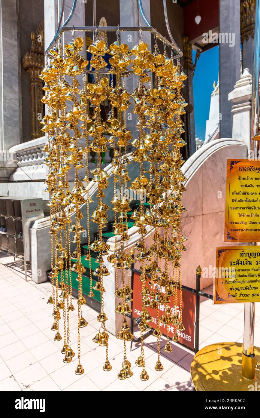 Campane dei desideri color oro, complesso di templi buddisti Wat Intharawihan, Bangkok, Thailandia, Asia Foto Stock