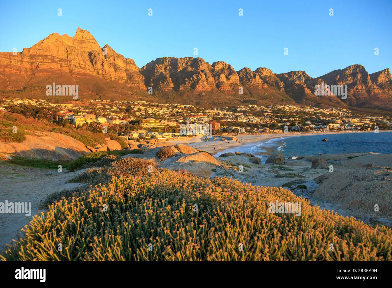 Sud Africa, città del Capo, Camps Bay, vista di Camps Bay al tramonto con luce rossastra, 12 Apostles Mountains Foto Stock