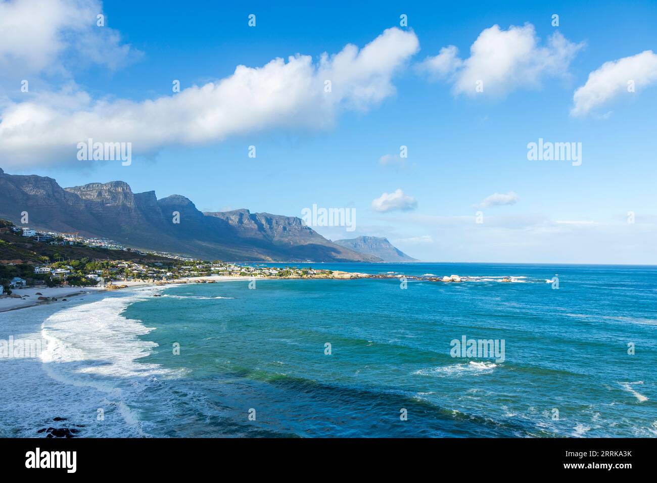 Clifton Beach a città del Capo al mattino, Sud Africa, Oceano Atlantico, cielo blu con nuvole, 12 Apostoli, Foto Stock