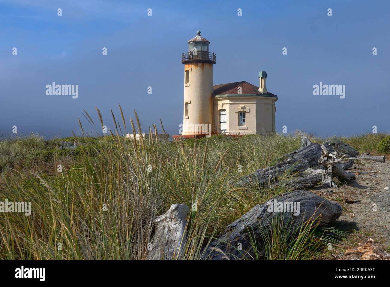 Il faro del fiume Coquille situato vicino a Bandon, Oregon, fu commissionato nel 1895 Foto Stock