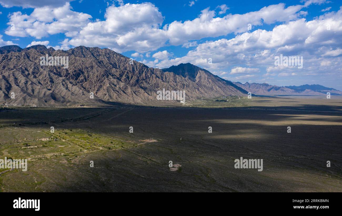 220831 -- YINCHUAN, 31 agosto 2022 -- foto aerea scattata il 30 agosto 2022 mostra lo scenario della montagna Helan a Yinchuan, regione autonoma Ningxia Hui della Cina nord-occidentale. CHINA-NINGXIA-YINCHUAN-HELAN MOUNTAIN CN YANGXZHISEN PUBLICATIONXNOTXINXCHN Foto Stock