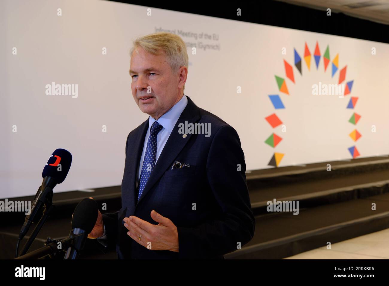 220831 -- PRAGA, 31 agosto 2022 -- il ministro degli Esteri finlandese Pekka Haavisto parla ai media all'arrivo per una riunione informale dei ministri degli Esteri dell'Unione europea al Centro Congressi di Praga, Repubblica Ceca, 30 agosto 2022. REPUBBLICA CECA-PRAGA-UE-FMS-RIUNIONE DENGXYAOMIN PUBLICATIONXNOTXINXCHN Foto Stock