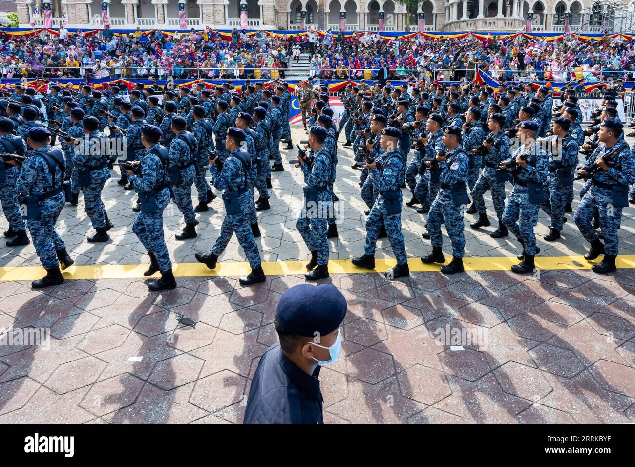 220831 -- KUALA LUMPUR, 31 agosto 2022 -- Una parata militare è in scena durante il principale evento celebrativo della giornata Nazionale presso lo storico Dataran Merdeka, o Piazza dell'indipendenza, a Kuala Lumpur, Malesia, agosto 31, 2022. la Malaysia ha celebrato il 65° anniversario della sua indipendenza mercoledì con celebrazioni su larga scala a seguito di due anni di celebrazioni silenziose dovute alla pandemia di COVID-19. Il principale evento celebrativo della giornata Nazionale si è tenuto presso la storica Dataran Merdeka, o Piazza dell'indipendenza, nella capitale Kuala Lumpur, e ha visto la partecipazione di decine di migliaia di persone. MALAYSIA-KUALA Foto Stock