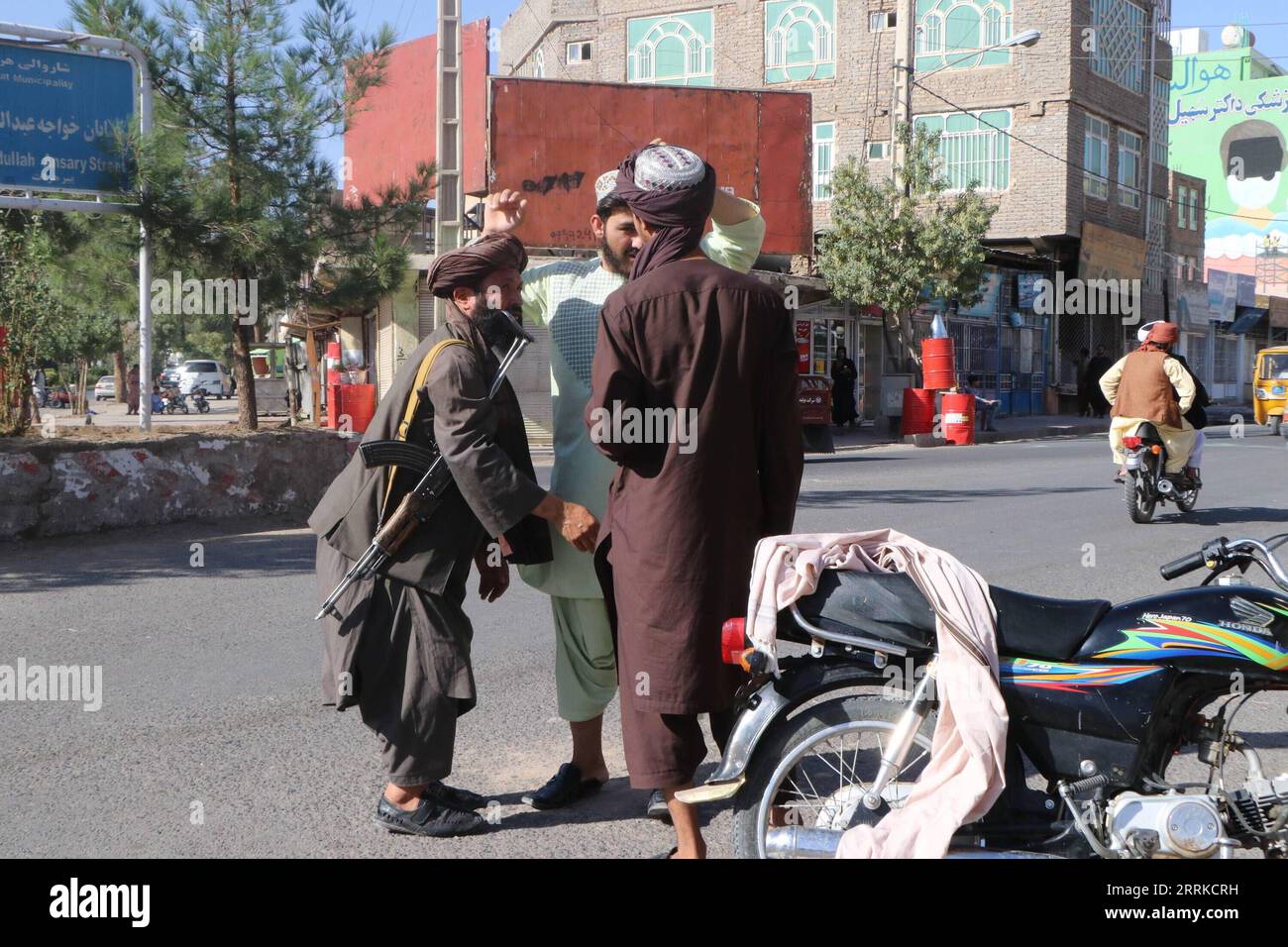 220902 -- HERAT, 2 settembre 2022 -- foto scattata il 2 settembre 2022 mostra un checkpoint vicino al sito di un'esplosione nella provincia di Herat, Afghanistan. Un funzionario locale ha dichiarato che un totale di 18 persone sono state confermate morte e altre 23 sono rimaste ferite come un'esplosione strappata in una moschea nella città di Herat, capitale della provincia occidentale afghana di Herat. Foto di /xinhua AFGHANISTAN-HERAT-BLAST Mashal PUBLICATIONxNOTxINxCHN Foto Stock