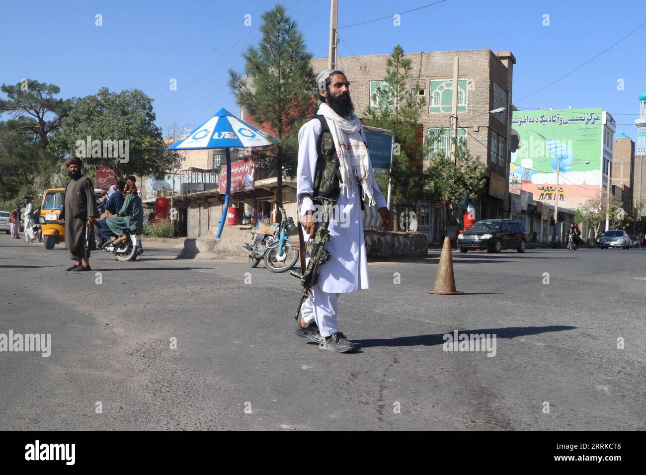 220902 -- HERAT, 2 settembre 2022 -- foto scattata il 2 settembre 2022 mostra un checkpoint vicino al sito di un'esplosione nella provincia di Herat, Afghanistan. Un funzionario locale ha dichiarato che un totale di 18 persone sono state confermate morte e altre 23 sono rimaste ferite come un'esplosione strappata in una moschea nella città di Herat, capitale della provincia occidentale afghana di Herat. Foto di /xinhua AFGHANISTAN-HERAT-BLAST Mashal PUBLICATIONxNOTxINxCHN Foto Stock