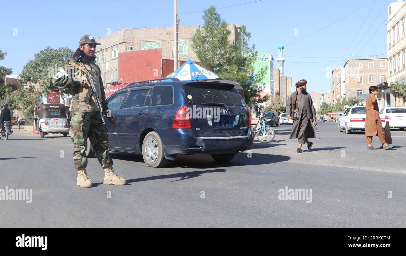 220902 -- HERAT, 2 settembre 2022 -- foto scattata il 2 settembre 2022 mostra un checkpoint vicino al sito di un'esplosione nella provincia di Herat, Afghanistan. Un funzionario locale ha dichiarato che un totale di 18 persone sono state confermate morte e altre 23 sono rimaste ferite come un'esplosione strappata in una moschea nella città di Herat, capitale della provincia occidentale afghana di Herat. Foto di /xinhua AFGHANISTAN-HERAT-BLAST Mashal PUBLICATIONxNOTxINxCHN Foto Stock