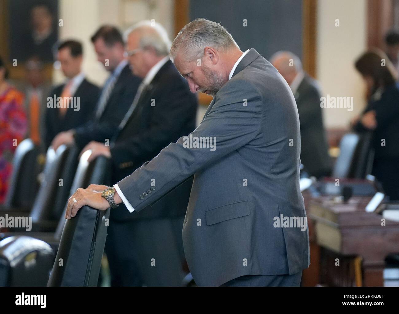 Il senatore Drew Springer, R-Muenster, prega prima dell'inizio del processo di impeachment del procuratore generale Ken Paxton al Campidoglio giovedì 7 settembre 2023. Foto Stock