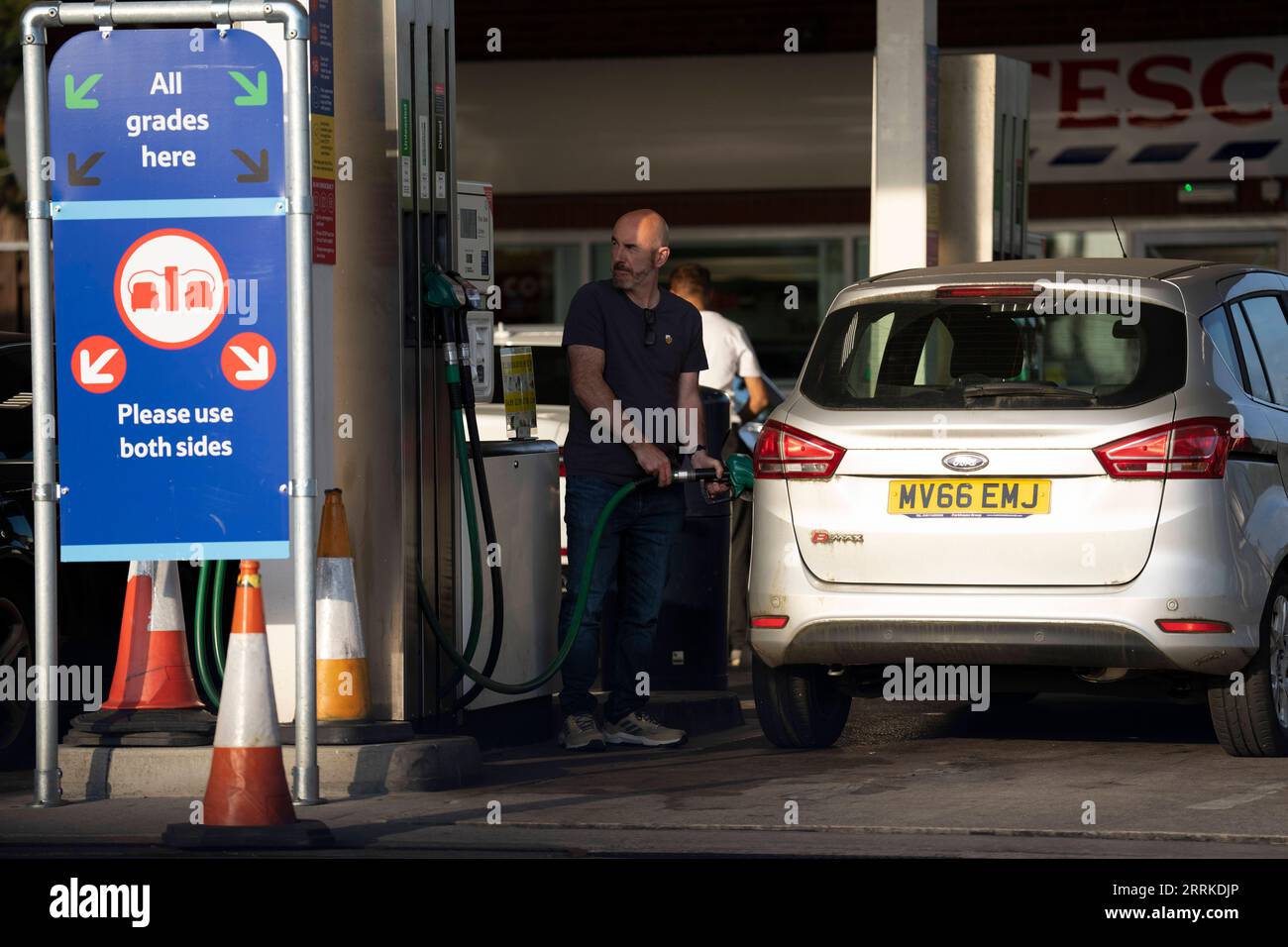 220903 -- MANCHESTER, 3 settembre 2022 -- Un uomo rifornisce la sua auto in una stazione di servizio a Manchester, in Gran Bretagna, 2 settembre 2022. Il tetto al prezzo dell'energia della Gran Bretagna salirà del 80% a 3.549 sterline circa 4.180 dollari USA all'anno per una famiglia media da ottobre, il regolatore energetico del paese ha annunciato venerdì. Foto di /Xinhua BRITAIN-ENERGY PRICE CAP-RISE JonxSuper PUBLICATIONxNOTxINxCHN Foto Stock