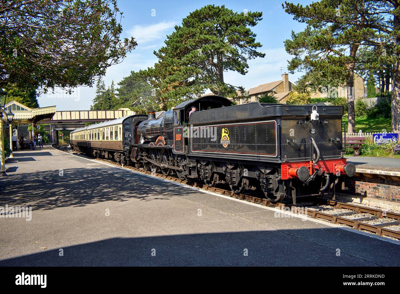 Treno a vapore UK che arriva alla stazione ferroviaria GWR conservata Winchcombe Gloucestershire Inghilterra. No 7820 Dinmore Manor Foto Stock