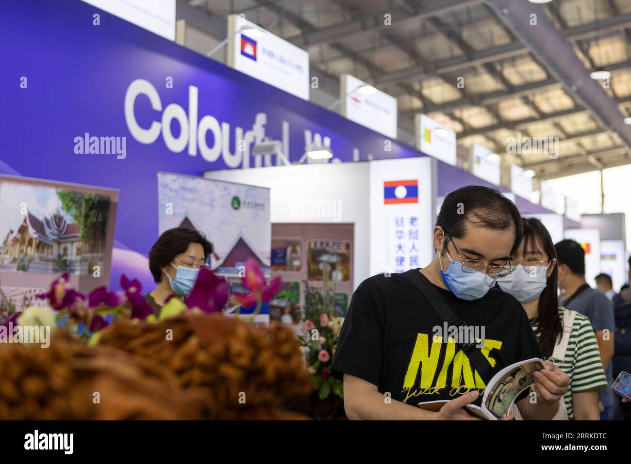 220904 -- PECHINO, 4 settembre 2022 -- People visit an Exhibition of Cultural and Tourism Services at the Shougang Park durante la China International Fair for Trade in Services CIFTIS 2022 a Pechino, capitale della Cina, 4 settembre 2022. Un totale di 71 paesi e organizzazioni internazionali partecipano al CIFTIS 2022 tenutosi a Pechino dal 31 agosto al 5 settembre. Il CIFTIS di quest'anno, a tema cooperare per uno sviluppo migliore, innovare per un futuro più ecologico, presenta una maggiore internazionalizzazione con la partecipazione di oltre 2.400 aziende, tra cui oltre 400 aziende Global Fortune 500 e Industry-le Foto Stock