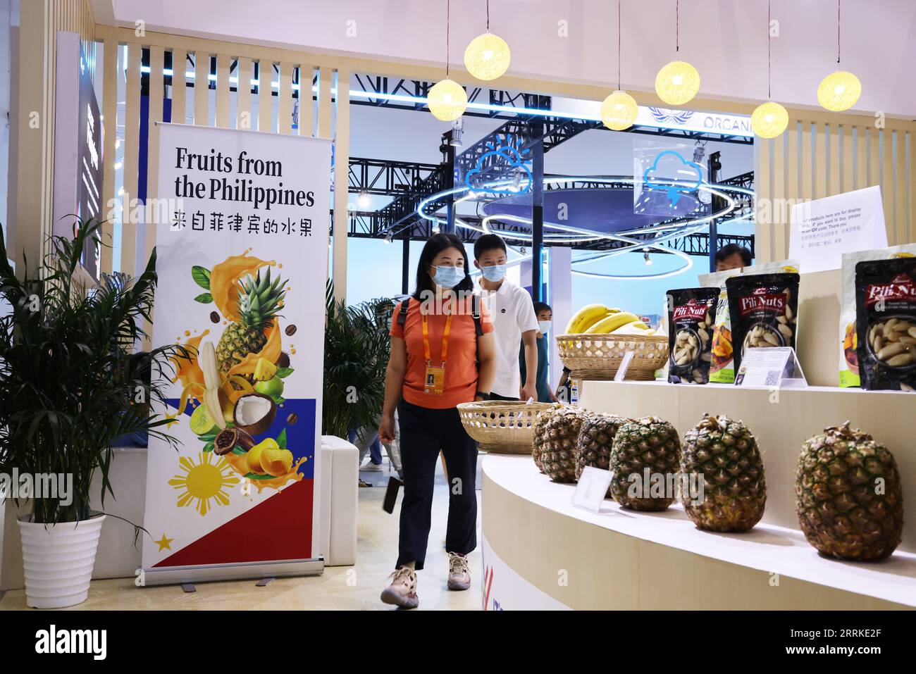 220904 -- PECHINO, 4 settembre 2022 -- le persone visitano lo stand delle Filippine presso il China National Convention Center durante la China International Fair for Trade in Services CIFTIS 2022 a Pechino, capitale della Cina, 4 settembre 2022. Un totale di 71 paesi e organizzazioni internazionali partecipano al CIFTIS 2022 tenutosi a Pechino dal 31 agosto al 5 settembre. Il CIFTIS di quest'anno, a tema cooperare per uno sviluppo migliore, innovare per un futuro più ecologico, presenta una maggiore internazionalizzazione con la partecipazione di oltre 2.400 aziende, tra cui oltre 400 aziende Global Fortune 500 e Industry-l Foto Stock