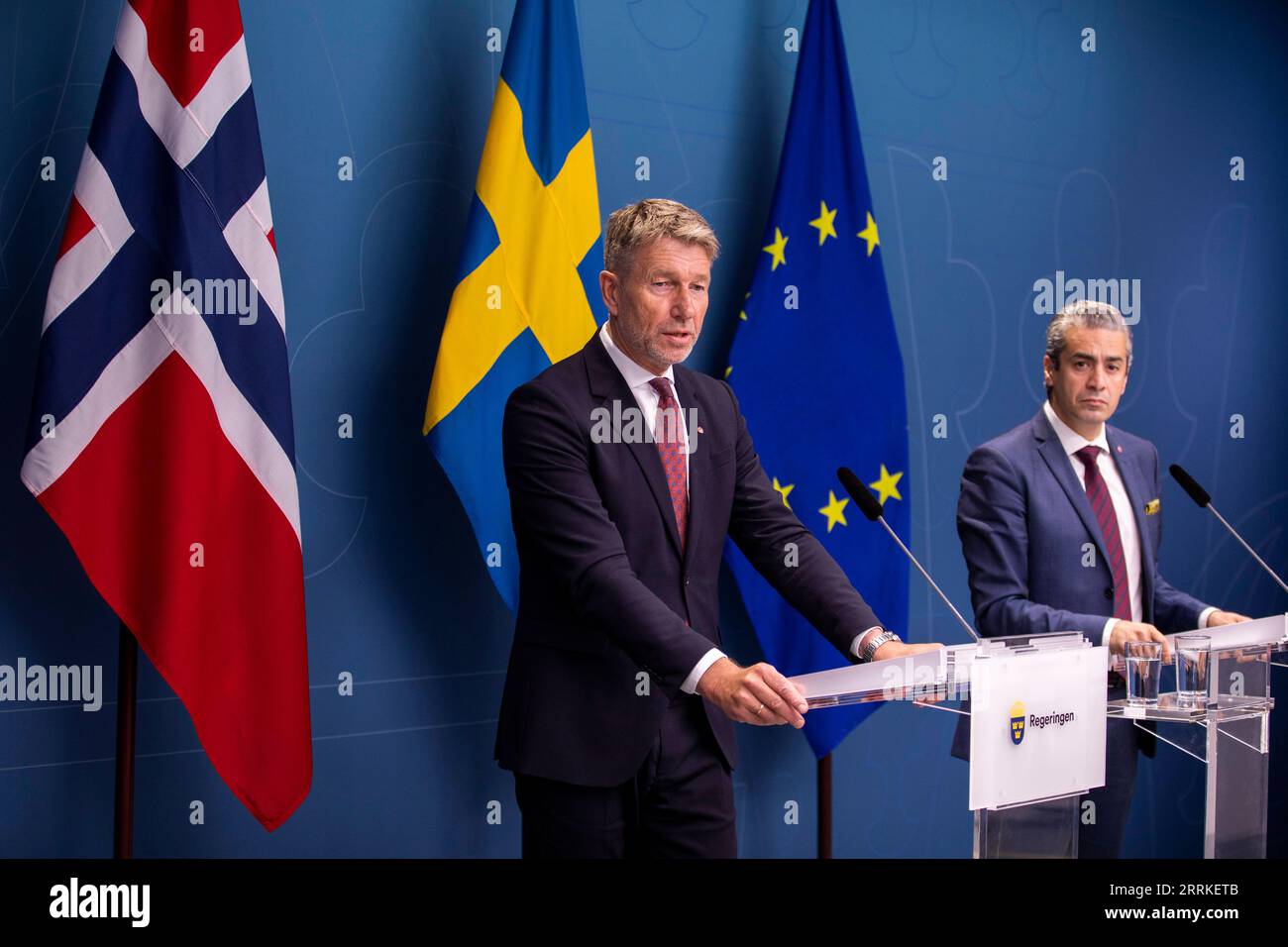 220905 -- STOCCOLMA, 5 settembre 2022 -- il ministro svedese per l'energia e lo sviluppo digitale Khashayar Farmanbar R e il ministro norvegese del petrolio e dell'energia Terje Aasland partecipano a una conferenza stampa a Stoccolma, in Svezia, il 5 settembre 2022. La Svezia e la Norvegia hanno annunciato lunedì di essere pronti a lanciare una task force congiunta volta a ridurre i costi crescenti dell'elettricità nella regione nordica. /Handout via Xinhua SVEZIA-STOCCOLMA-NORVEGIA-ELECTRICITY PRICES-TASK FORCE NinnixAndersson/GovernmentxOfficesxofxSweden PUBLICATIONxNOTxINxCHN Foto Stock