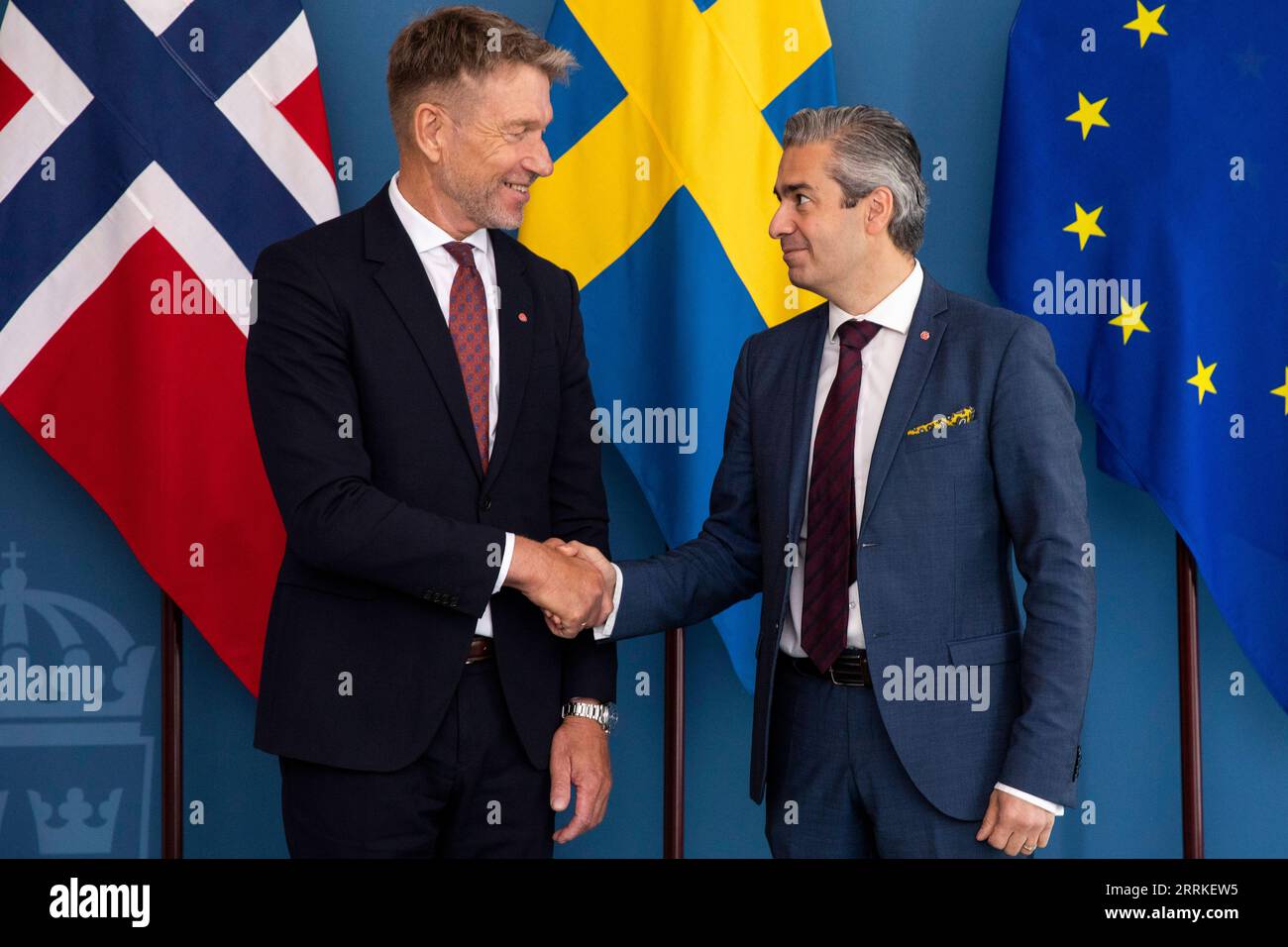 220905 -- STOCCOLMA, 5 settembre 2022 -- il ministro svedese per l'energia e lo sviluppo digitale Khashayar Farmanbar R e il ministro norvegese del petrolio e dell'energia Terje Aasland partecipano a una conferenza stampa a Stoccolma, in Svezia, il 5 settembre 2022. La Svezia e la Norvegia hanno annunciato lunedì di essere pronti a lanciare una task force congiunta volta a ridurre i costi crescenti dell'elettricità nella regione nordica. /Handout via Xinhua SVEZIA-STOCCOLMA-NORVEGIA-ELECTRICITY PRICES-TASK FORCE NinnixAndersson/GovernmentxOfficesxofxSweden PUBLICATIONxNOTxINxCHN Foto Stock