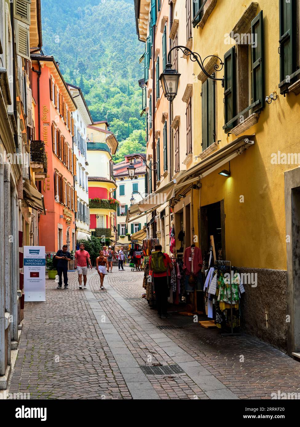 Atmosfera pomeridiana a Riva del Garda. Foto Stock