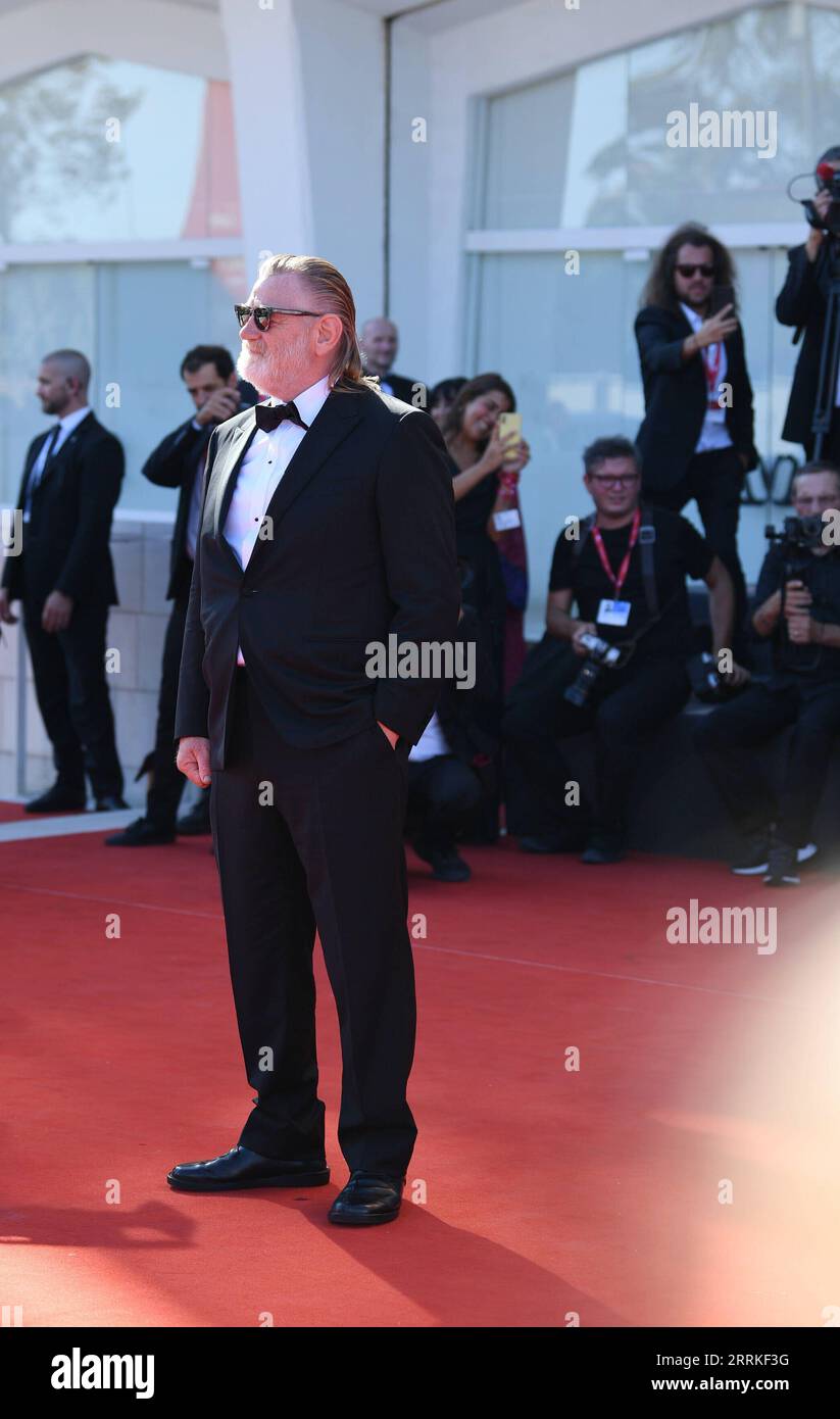 220906 -- VENEZIA, 6 settembre 2022 -- l'attore Brendan Gleeson posa sul Red carpet per la prima del film le Banshees of Inisherin durante la 79 Mostra Internazionale d'Arte cinematografica di Venezia, Italia, il 5 settembre 2022. ITALY-VENICE-79TH VENICE INT L FILM FESTIVAL JINXMAMENGNI PUBLICATIONXNOTXINXCHN Foto Stock