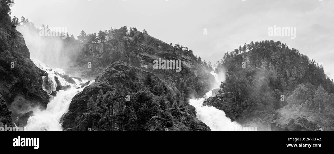 Vista su Låtefossen, una doppia cascata in Norvegia. Foto Stock