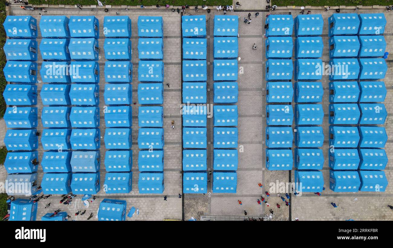 220906 -- SHIMIAN, 6 settembre 2022 -- la foto aerea scattata il 6 settembre 2022 mostra un rifugio di rilievo nel villaggio Wajiao di Wanggangping Township nella contea di Shimian della città di Ya An, nella provincia del Sichuan della Cina sud-occidentale. Un totale di 66 persone sono state uccise in un terremoto di magnitudo 6,8 che ha scosso la contea di Luding nella provincia del Sichuan nella Cina sud-occidentale lunedì, le autorità locali hanno detto martedì. Alle 14:00, martedì, 38 persone erano state uccise nella prefettura autonoma tibetana di Ganzi, e le altre 28 sono morte nella città di Ya An, il quartier generale del soccorso ha comunicato una conferenza stampa. CHINA-SICHUAN-SHIMIAN-TERREMOTO Foto Stock