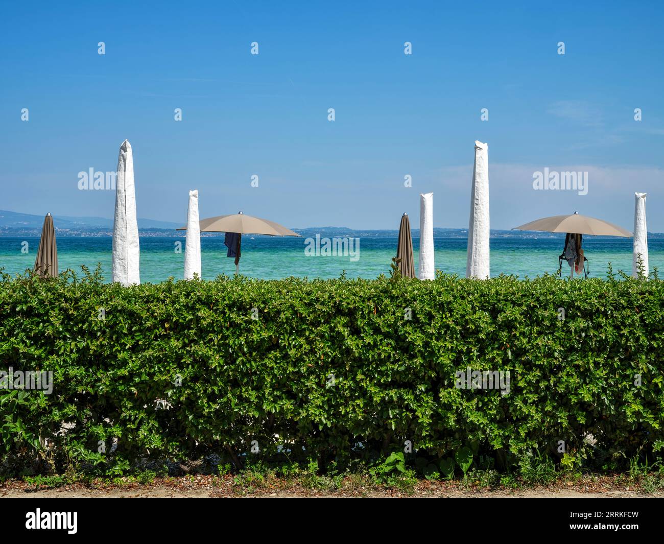Spiaggia vicino a Sirmione, Lago di Garda. Foto Stock