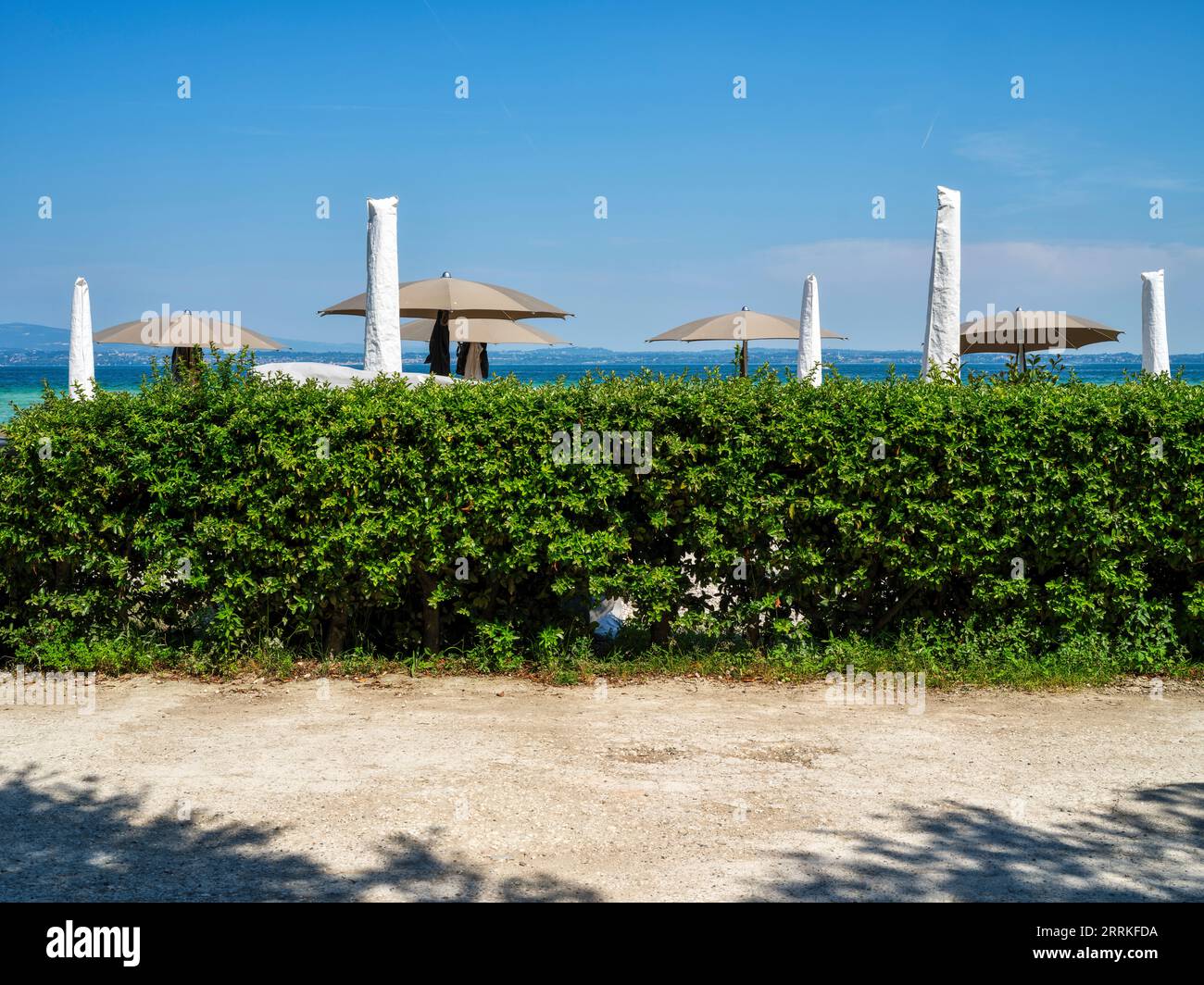 Spiaggia vicino a Sirmione, Lago di Garda. Foto Stock