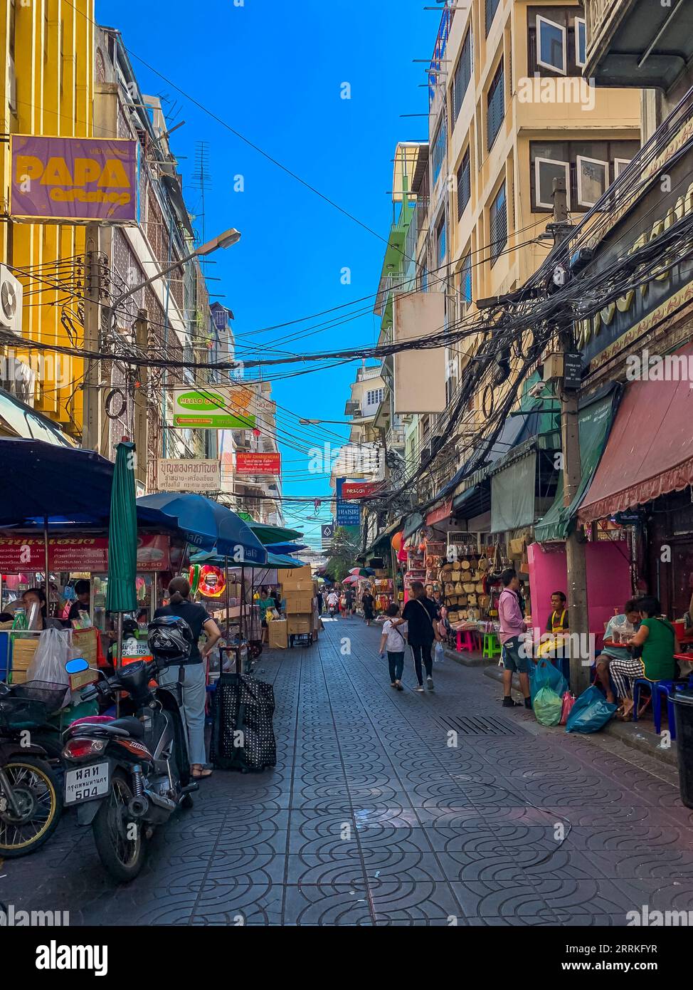 Negozi, ristoranti, hotel a Chinatown, Yaowarat Rd, quartiere di Samphanthawong, Bangkok, Thailandia, Asia Foto Stock