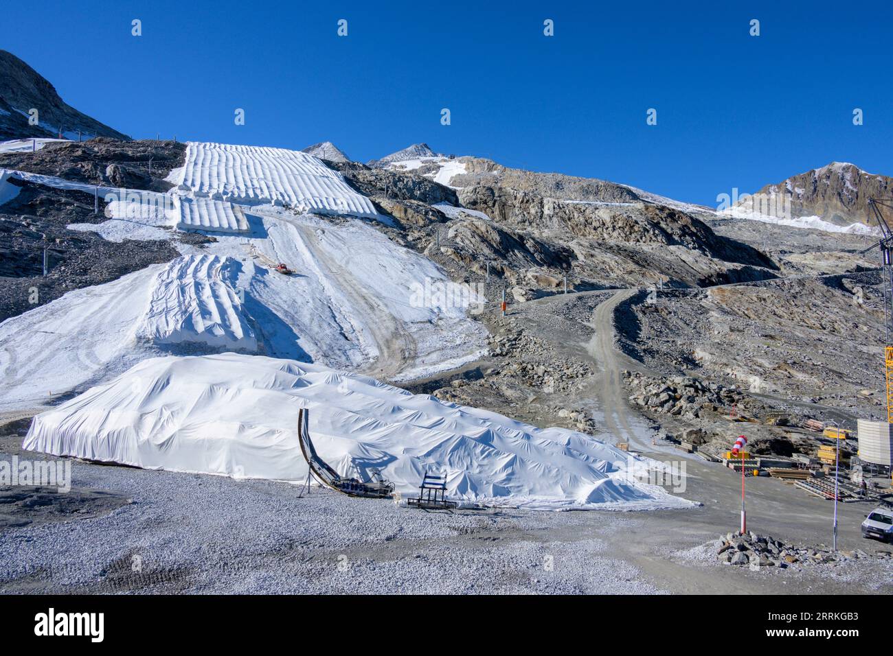 Austria, Tirolo, Zillertal, ghiacciaio Hintertux protetto dal sole con teloni in estate. Foto Stock