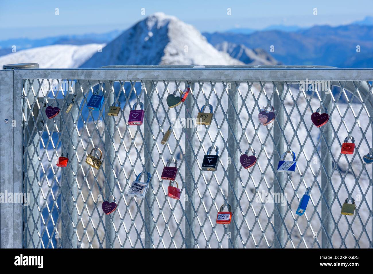 Austria, Tirolo, Zillertal, ghiacciaio Hintertux, piattaforma panoramica, ringhiere, serrature d'amore Foto Stock