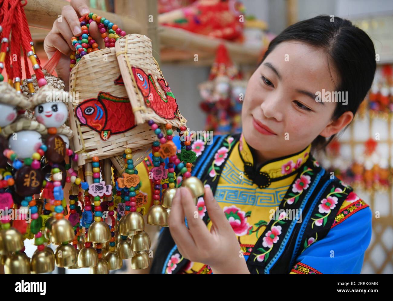 220908 -- NINGQIANG, 8 settembre 2022 -- Una donna vede i prodotti della tessitura di bambù del gruppo etnico Qiang in una sala espositiva nella contea di Ningqiang, provincia dello Shaanxi della Cina nord-occidentale, 7 settembre 2022. In quanto regione sorgente del fiume Hanjiang, il più grande affluente del fiume Yangtze, la contea di Ningqiang ha chiuso dieci miniere e promosso una serie di progetti di protezione ecologica per la protezione ambientale negli ultimi anni. La contea ha anche promosso la produzione di prodotti agricoli tra cui tè, frutta, verdura, ecc., gestendo e trasformando le risorse ecologiche in economia verde. C Foto Stock