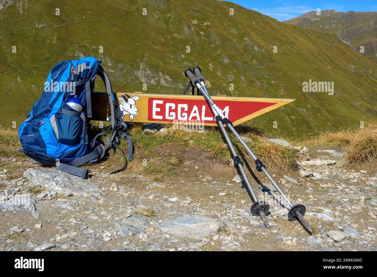 Austria, Tirolo, Zillertal, cartello per Eggalm con utensili da trekking. Foto Stock