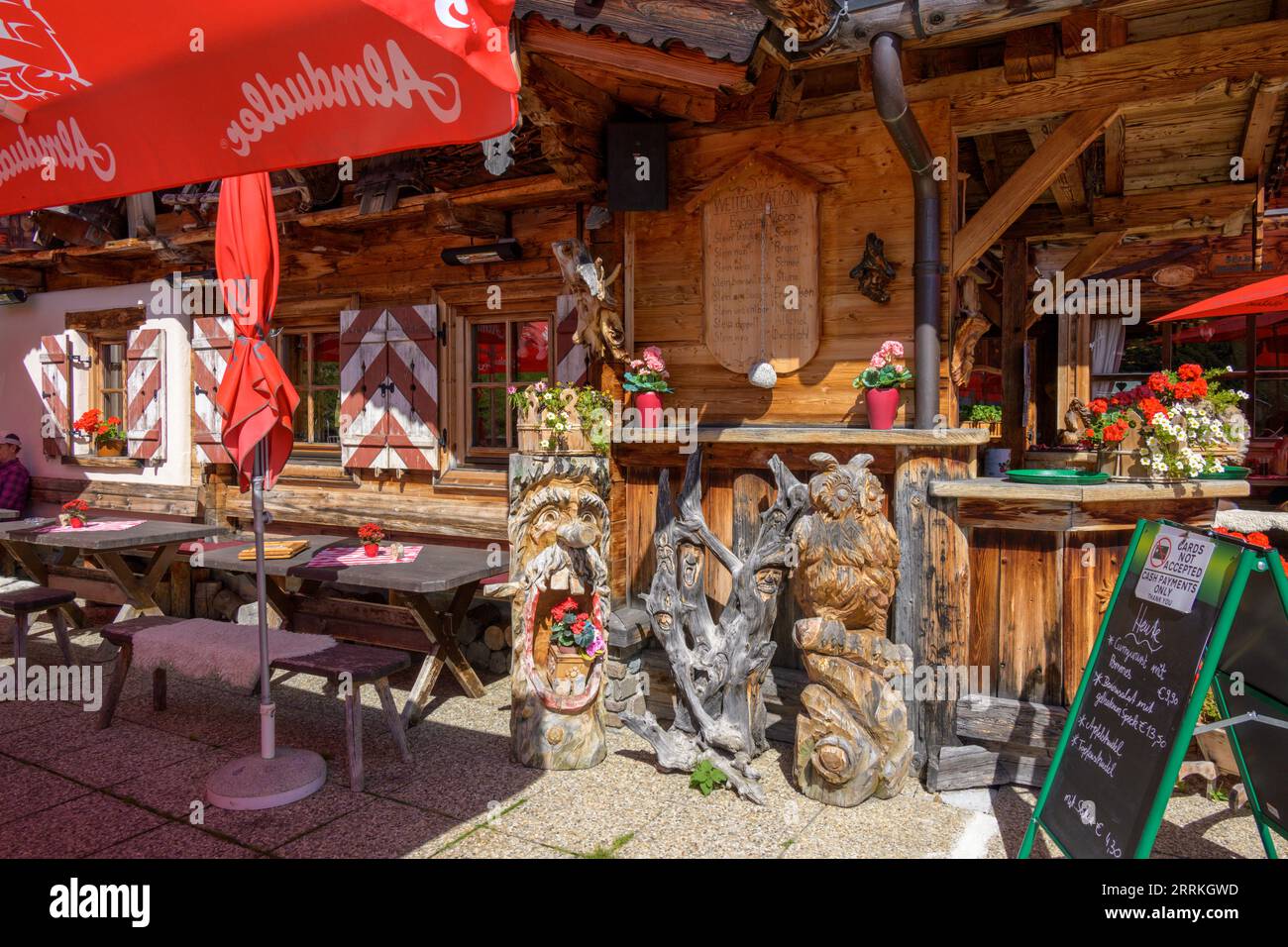 Austria, Tirolo, Zillertal, bancone all'aperto di Eggalm con sculture in legno. Foto Stock