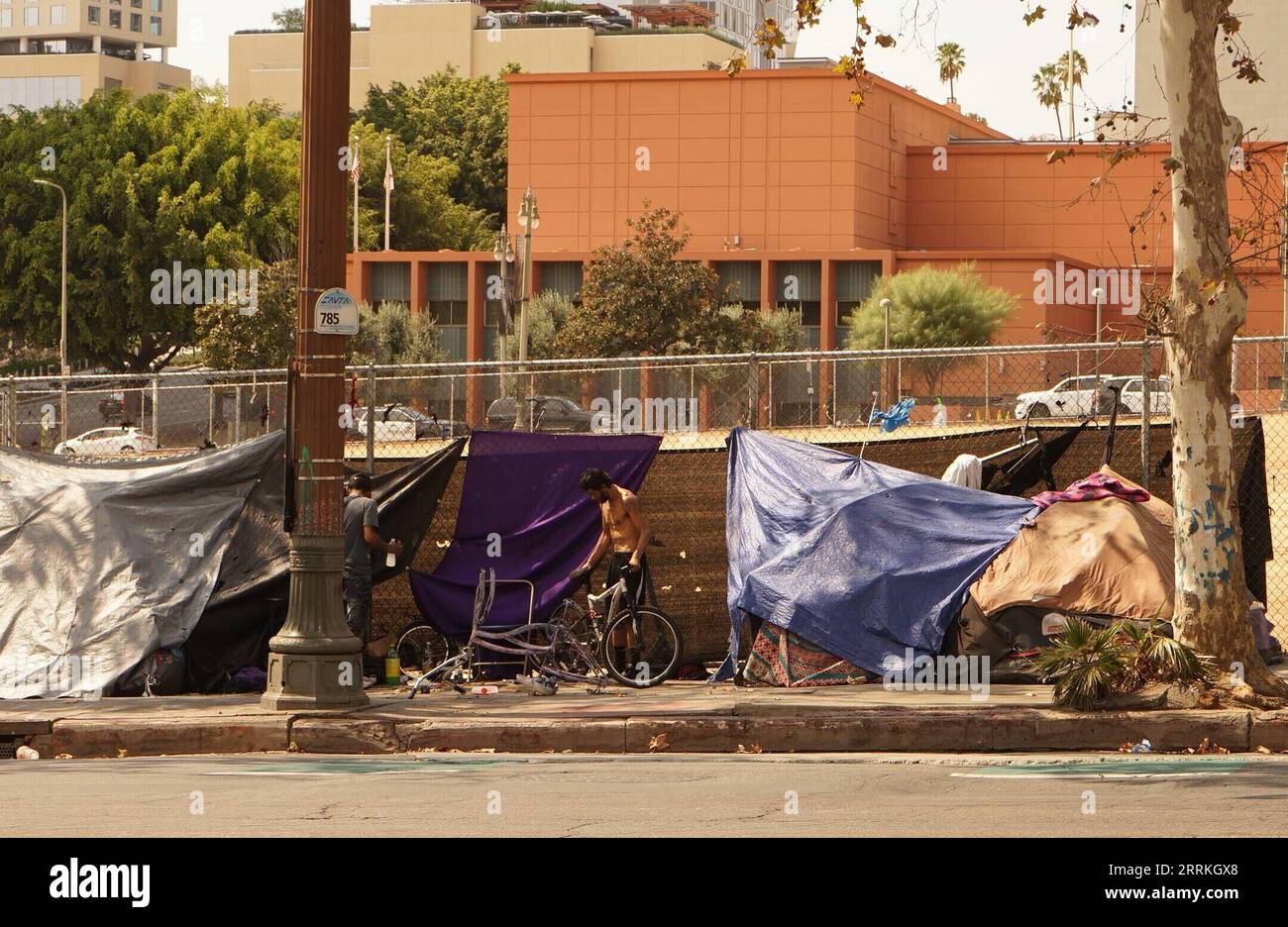 220909 -- LOS ANGELES, 9 settembre 2022 -- tende che ospitano la linea dei senzatetto il marciapiede di una strada nel centro di Los Angeles, California, Stati Uniti, l'8 settembre 2022. Si stima che 69.144 persone stiano vivendo senza casa a Los Angeles, la contea più popolosa degli Stati Uniti, secondo i risultati del conteggio dei senzatetto del 2022 rilasciato dalla Los Angeles Homeless Services Authority LAHSA giovedì. PER ANDARE CON oltre 69.000 persone sperimenta la senzatetto nella contea più popolosa degli Stati Uniti foto di /Xinhua. U.S.-LOS ANGELES-DAILY LIFE-HOMELESS PEOPLE ZENGXHUI PUBLICATIONXNOTXINXCHN Foto Stock