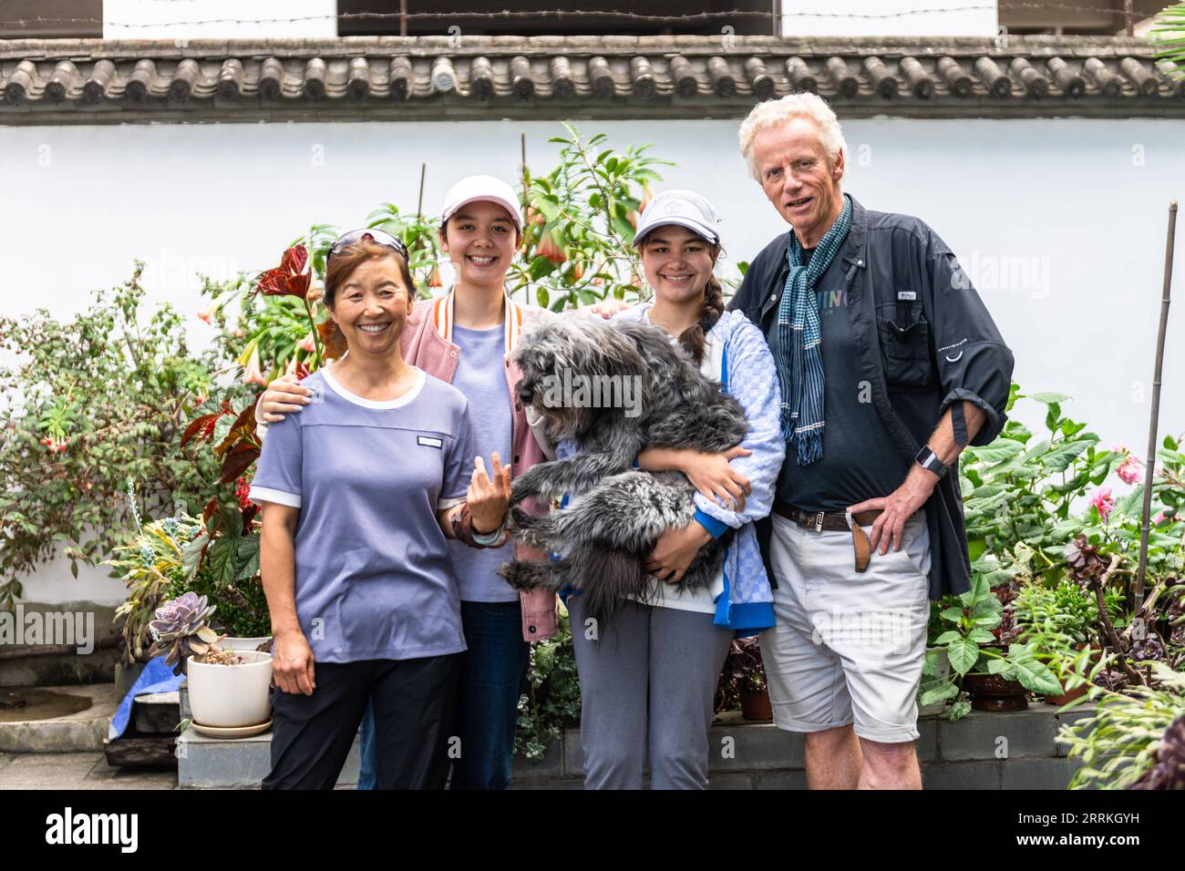 220908 -- DALI, 8 settembre 2022 -- Jos Van der Wiel posa per le foto con la sua famiglia a Dali, nella provincia dello Yunnan della Cina sud-occidentale, 29 agosto 2022. Sono passati più di 40 anni da quando Jos Van der Wiel è arrivato in Cina dai Paesi Bassi. Nel corso dei decenni, l'olandese si è appassionato di organizzare turisti in tutto il mondo per viaggiare in Cina in bicicletta. Durante i suoi tour in bicicletta, Jos ha conosciuto bene la Cina. Ha anche compilato una guida di viaggio in Cina, offrendo una guida completa ai lettori olandesi. Nel 2000, mentre Jos esplorava nuovi percorsi per tour in bicicletta nella provincia dello Yunnan della Cina sud-occidentale, incontrò il suo Foto Stock