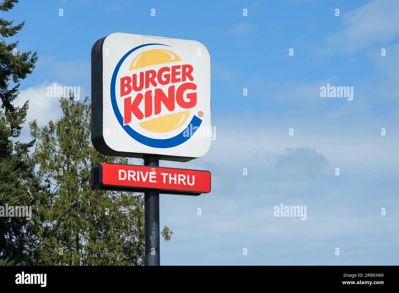 Marysville, WA, USA - 6 settembre 2023; cartello alto con logo per Burger King con parole Drive Thru Foto Stock