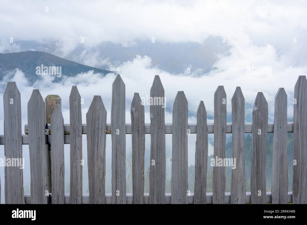 Austria, Tirolo, Zillertal, recinzione in legno. Foto Stock