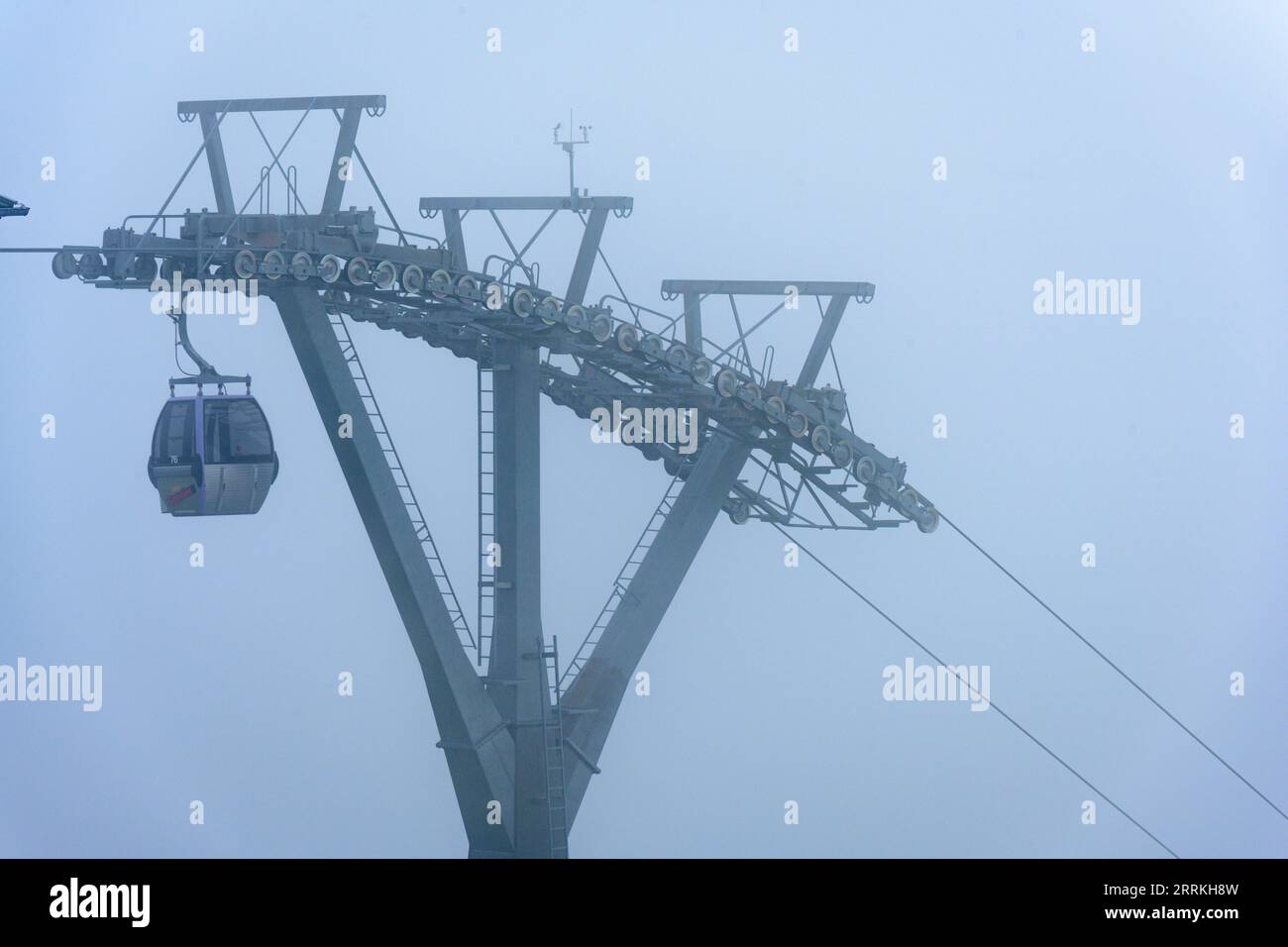 Austria, Tirolo, Zillertal, Eggalmbahn nella nebbia. Foto Stock